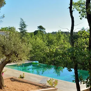 https://sous-les-oliviers.fr-provencehotel.com